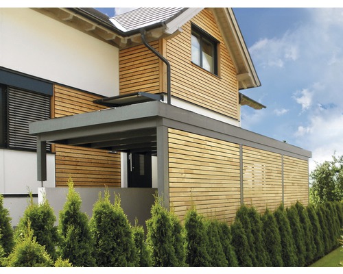Modernes Haus mit Holzfassade und Carport