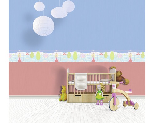 Kinderzimmer mit Gitterbett, Spielzeug und Papierlampen