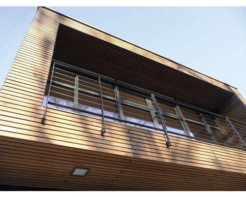 Außenansicht eines modernen Hauses mit Holzfassade und Balkon