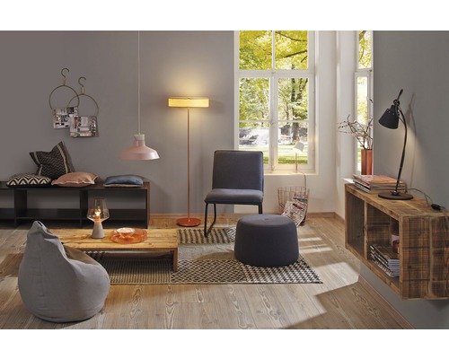 Stehleuchte 2-flammig H 152 cm Neordic Haldar chrom/dunkelgrau Wohnzimmer mit Sitzbank, Kissen, Stehlampe, Pendelleuchte, Tischleuchte, Sessel, Hocker, Teppich und Holztisch