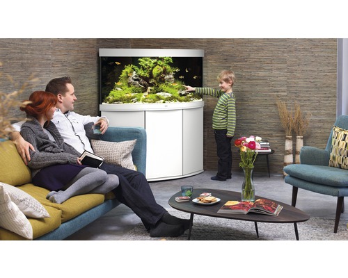 Wohnzimmer mit Aquarium, Familie sitzt auf dem Sofa