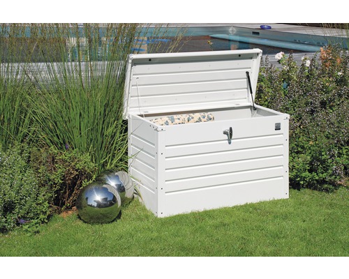 Geöffnete, weiße Gartenbox auf einer Rasenfläche