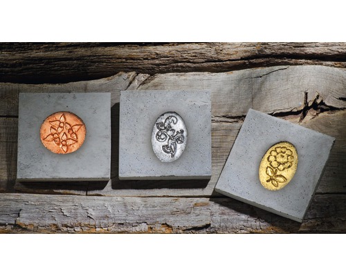 Carreaux décoratifs en béton avec différents motifs sur fond en bois