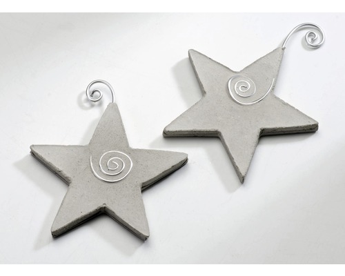 Deux étoiles grises en béton avec des spirales métalliques comme décoration