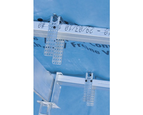 Dachkonstruktion mit Dämmmaterial und Befestigungselementen