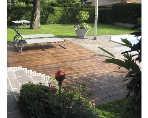 Jardin avec dalles en bois, chaises longues, piscine et plantations