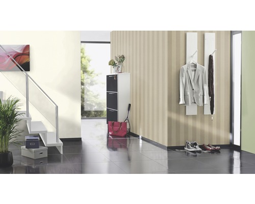 Hall d''entrée lumineux avec escalier, armoire à chaussures, porte-manteau et papier peint rayé pour une maison ordonnée.