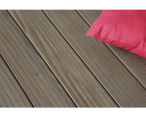 Lames de terrasse en bois et coussin
