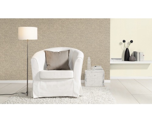 Wohnzimmer mit Sessel, Stehlampe und gemusterter Tapete