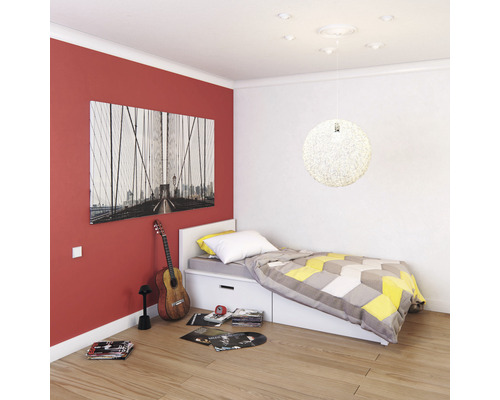 Chambre avec lit simple, guitare et peinture murale d''un pont