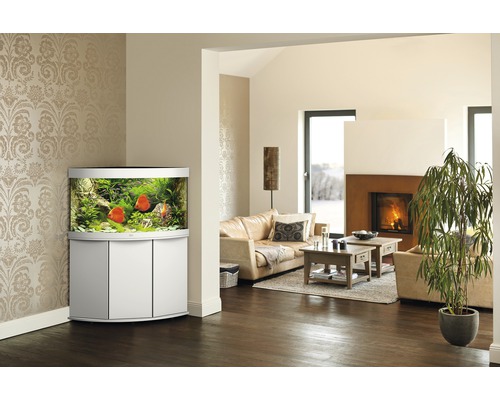 Wohnzimmer mit Eckaquarium, Sofa und Kamin