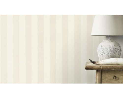 Tapete mit Streifenmuster im Interieur mit Lampe