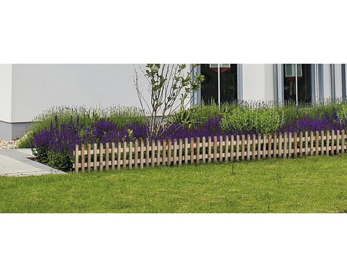 Holzzaun als Beeteinfassung im Garten