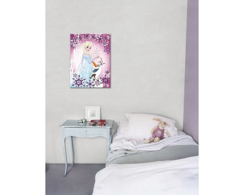 Image murale décorative avec un motif Reine des neiges dans une chambre d''enfant.