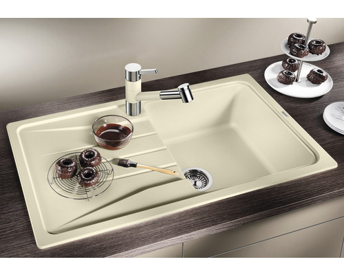 Évier avec égouttoir, robinetterie et aliments