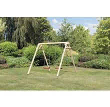 Portique en bois avec deux balançoires dans le jardin