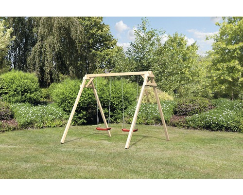 Portique en bois avec deux balançoires dans le jardin