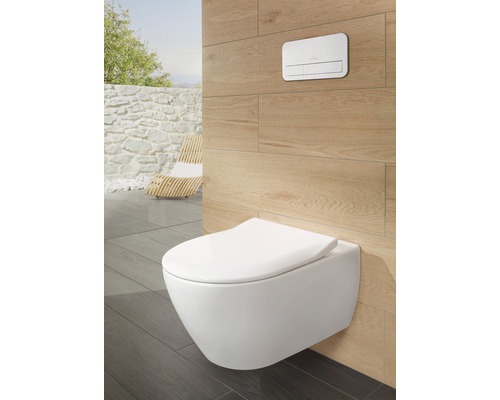 WC suspendu avec plaque de commande dans une salle de bain