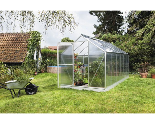 Gewächshaus Vitavia Triton 7500 Hohlkammerplatten 6 mm Gewächshaus im Garten mit geöffneter Tür zur Pflanzenzucht