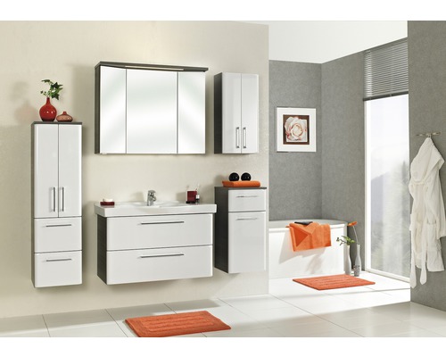 Helles Badezimmer mit Waschbeckenunterschrank, Spiegelschrank und Hochschrank