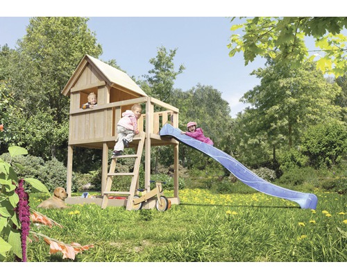Tour de jeux avec toboggan et enfants dans le jardin