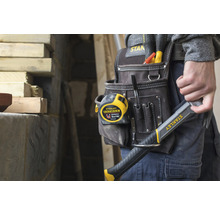 Artisan avec sacoche à outils et marteau Stanley