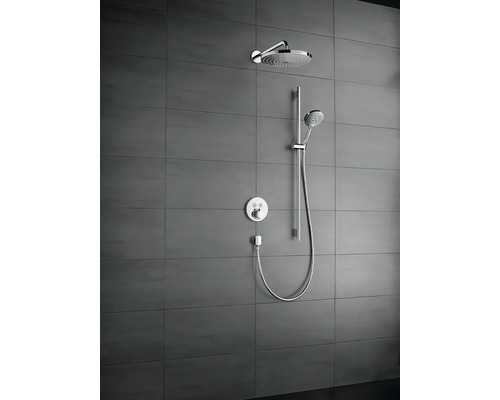 Ensemble de douche avec douche de tête, douchette à main et mitigeur thermostatique sur un mur carrelé