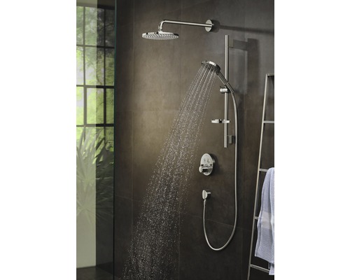 Système de douche avec douche de tête et douchette à main dans la salle de bains.