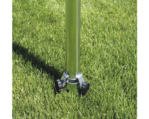 Metallpfosten mit Bodenbefestigung auf Rasen