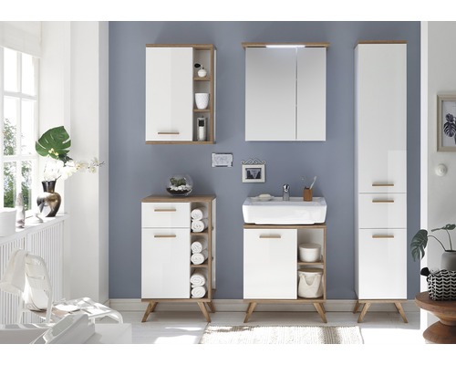 Salle de bains avec lavabo, armoire de toilette et armoire haute en décor bois clair et blanc