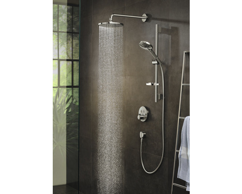 Système de douche avec douche de tête, douchette à main et robinetterie de douche dans la salle de bain.