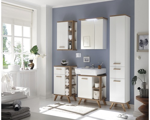Salle de bains lumineuse avec lavabo, armoire de toilette et armoire haute en aspect bois et blanc