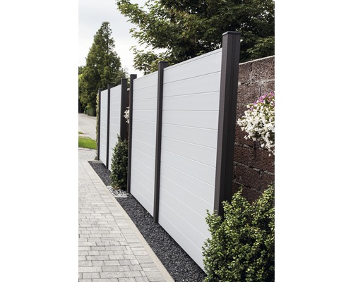 Gartenzaun mit horizontalen Paneelen und dunklen Pfosten neben einem Gehweg