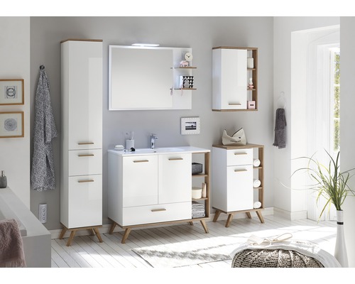 Badezimmer mit Waschbeckenunterschrank, Spiegelschrank, Hängeschrank und Hochschrank im skandinavischen Stil