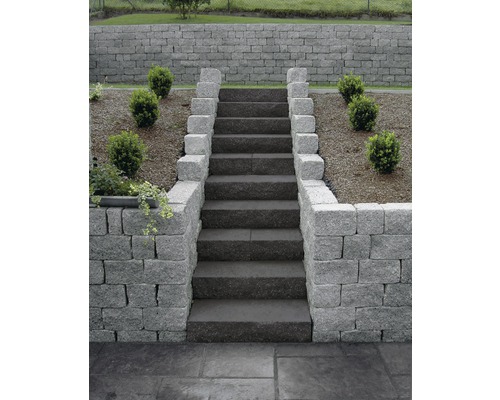 Treppe aus Naturstein mit seitlicher Begrenzung in einem Garten