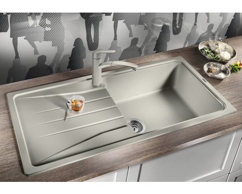 Évier de cuisine avec égouttoir et robinet sur un plan de travail