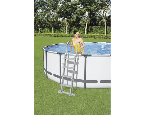 Aufstellpool mit Leiter im Garten