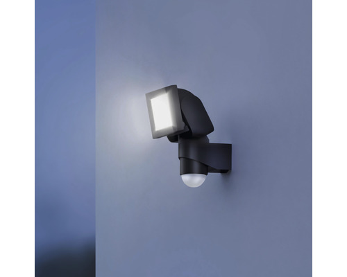 Projecteur d''extérieur avec détecteur de mouvement sur le mur