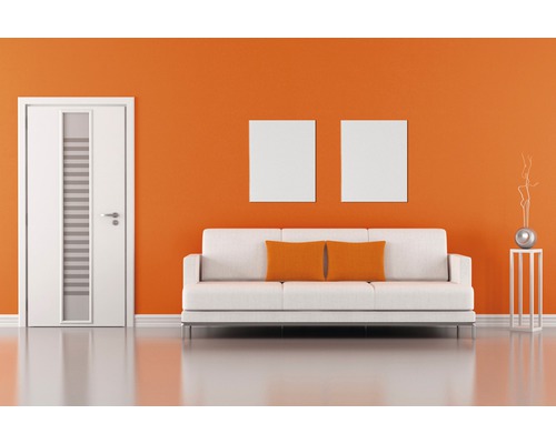 Modernes Wohnzimmer mit Tür, Sofa, Kissen, Bildern und Dekoration