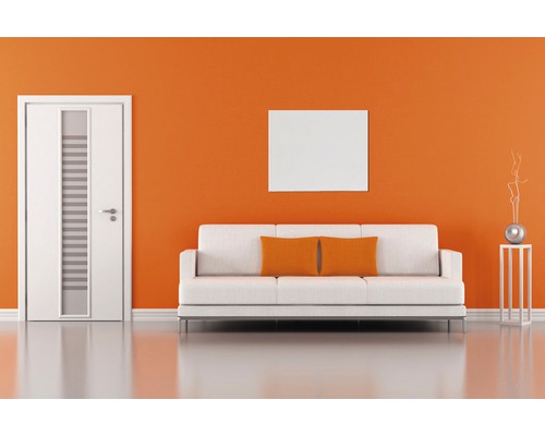 Modernes Wohnzimmer mit Tür, Sofa und Dekoration