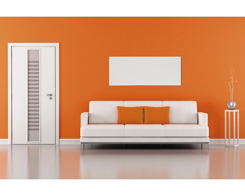 Wohnzimmer mit weißem Sofa, Tür und Dekoration auf orangefarbenem Hintergrund