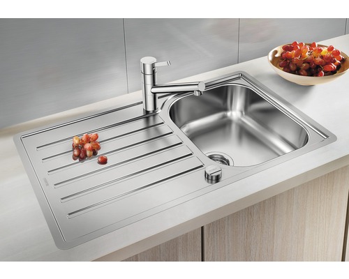 Spüle aus Edelstahl mit Abtropffläche und Armatur
