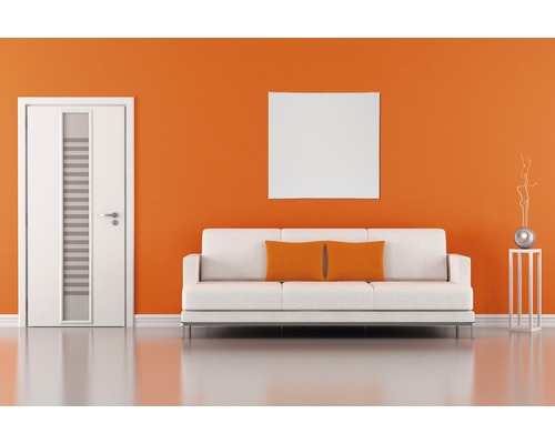 Heller Wohnraum mit Sofa, Tür und Dekoration