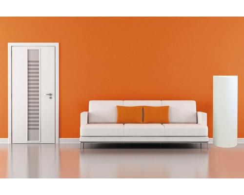 Salon moderne avec canapé, porte et colonne