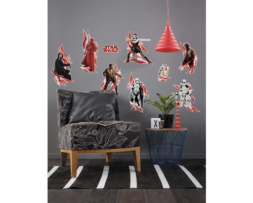 Chambre décorative avec stickers muraux Star Wars, fauteuil, table d''appoint et tapis