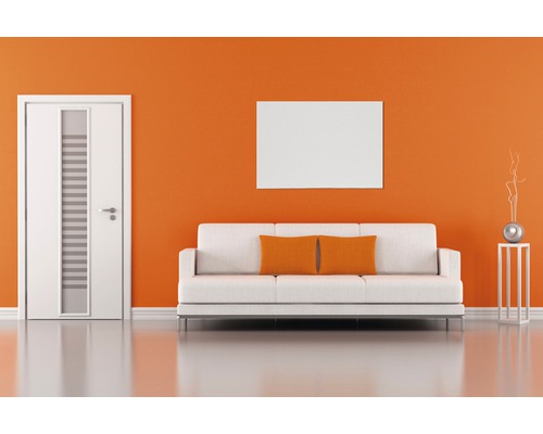 Wohnzimmer mit Tür, Sofa, Kissen, Bild und Dekoration