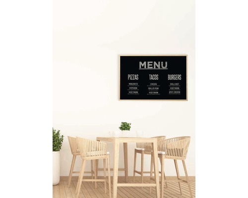Schwarze Menütafel mit verschiedenen Speisen wie Pizza, Tacos und Burger