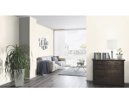 Wohnzimmer mit Sofa, Kommode und Dekorationen für ein helles, freundliches Ambiente