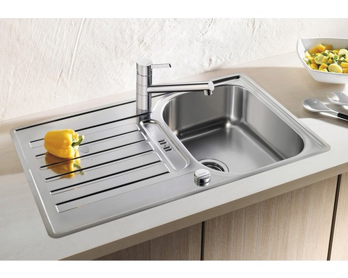Évier en acier inoxydable avec égouttoir et robinetterie