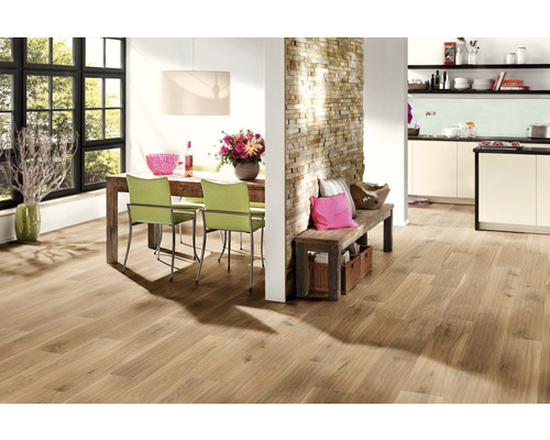 Heller Wohnraum mit Holzboden, Esstisch und Küchenbereich